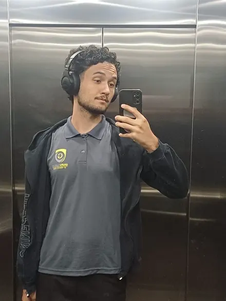 Lucas Ernesto com fone de ouvido